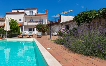 Villa with pool, sun terrace, BBQ, for a maximum of 14 people