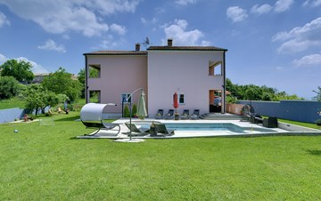 Delightful villa on two floors with heated pool, sauna and gym
