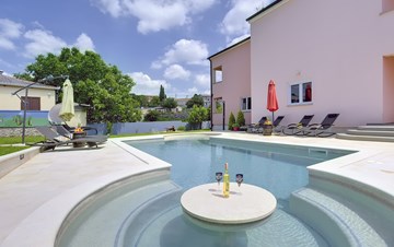 Delightful villa on two floors with heated pool, sauna and gym