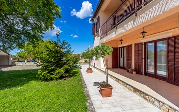 Graziosa casa con giaridno recitato, in zona rurale dell'Istria