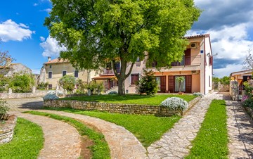 Lovely house on fenced plot in rural Istria, with charming garden