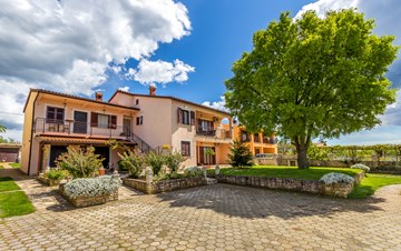 Graziosa casa con giaridno recitato, in zona rurale dell'Istria