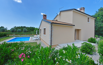 Villa on two floors with private pool, close to Poreč