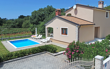 Villa su due piani con piscina privata, vicino a Poreč