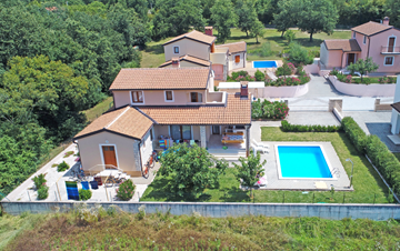 Villa auf zwei Etagen mit Privatem Pool, neben Poreč