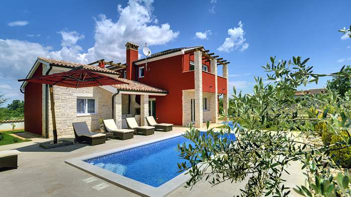 Villa with private pool, sauna with infrared light and jacuzzi, 4