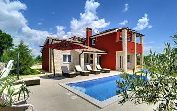 Villa with private pool, sauna with infrared light and jacuzzi