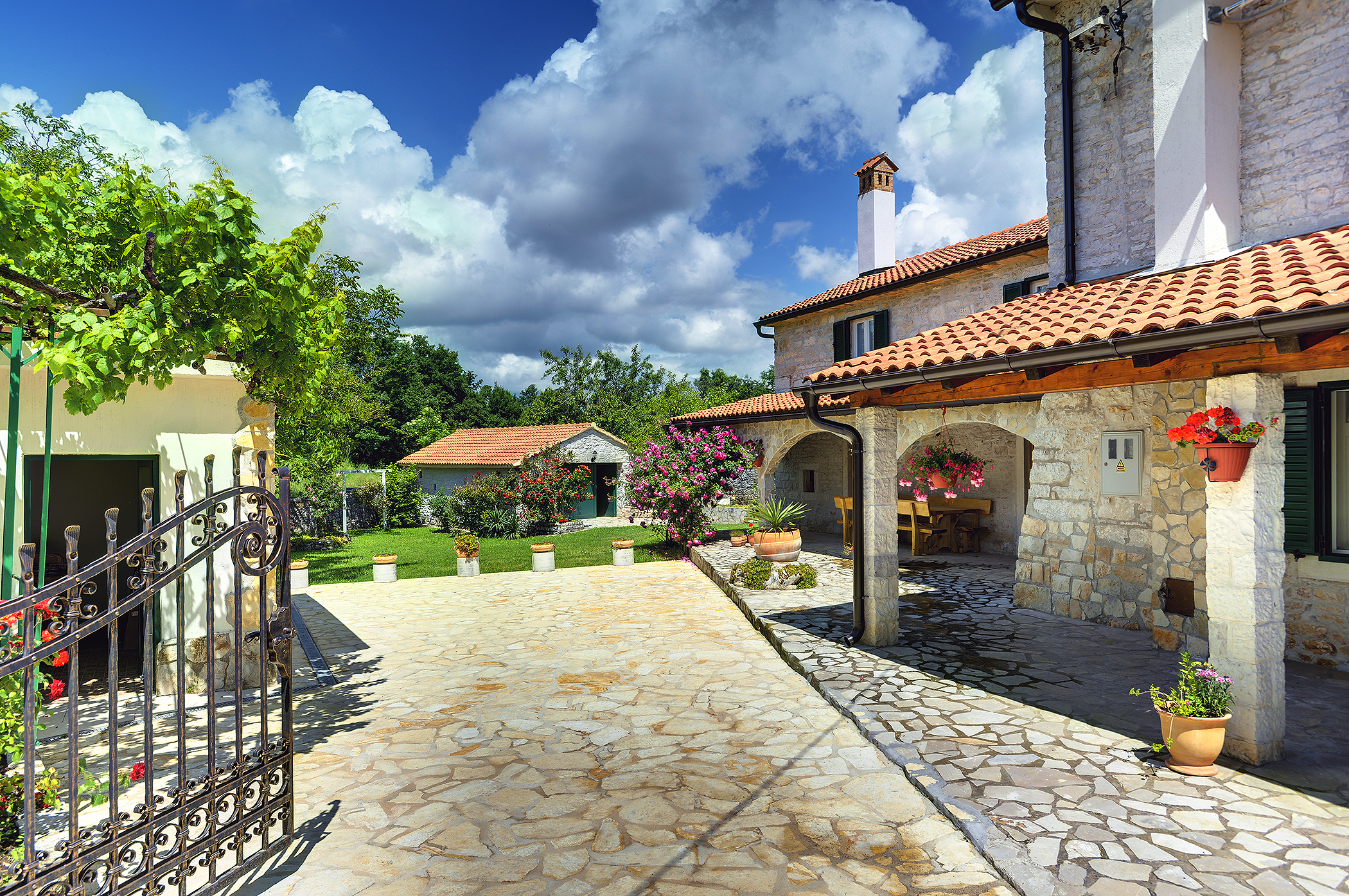 Stone villa with private pool, BBQ, volleyball court, 16 people