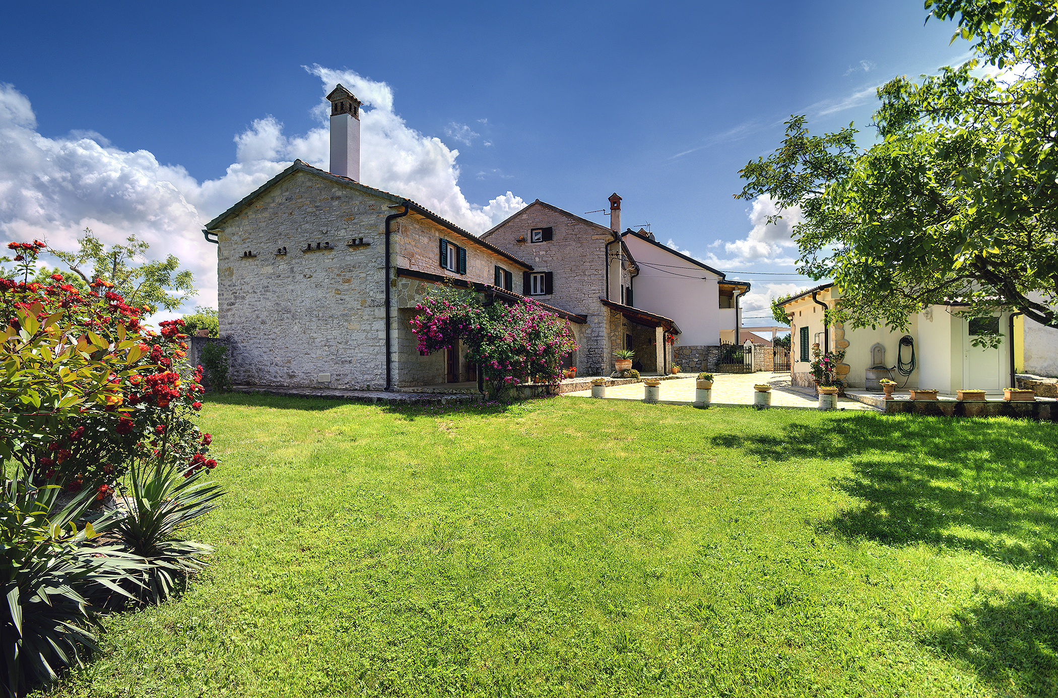 Stone villa with private pool, BBQ, volleyball court, 16 people