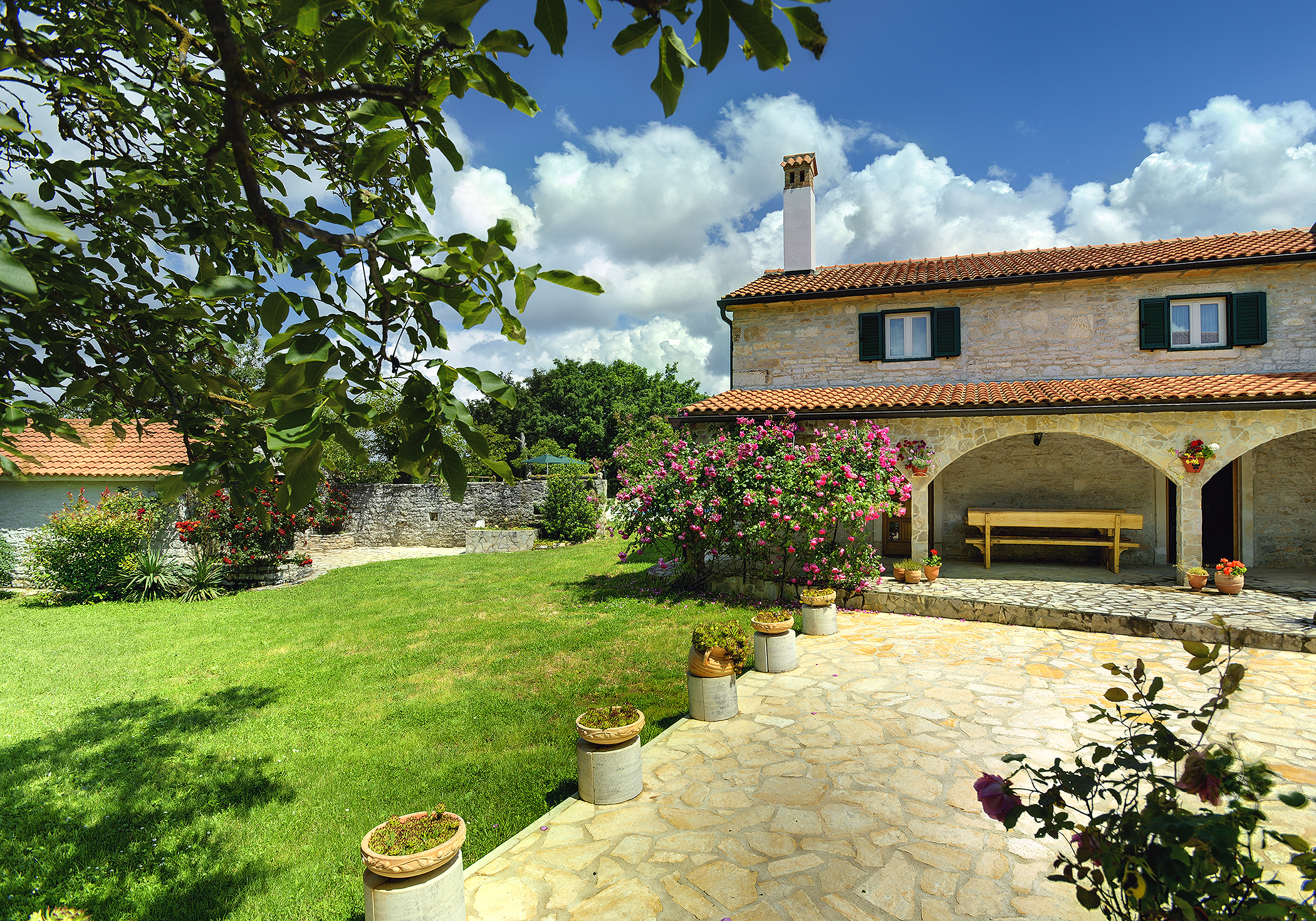 Stone villa with private pool, BBQ, volleyball court, 16 people