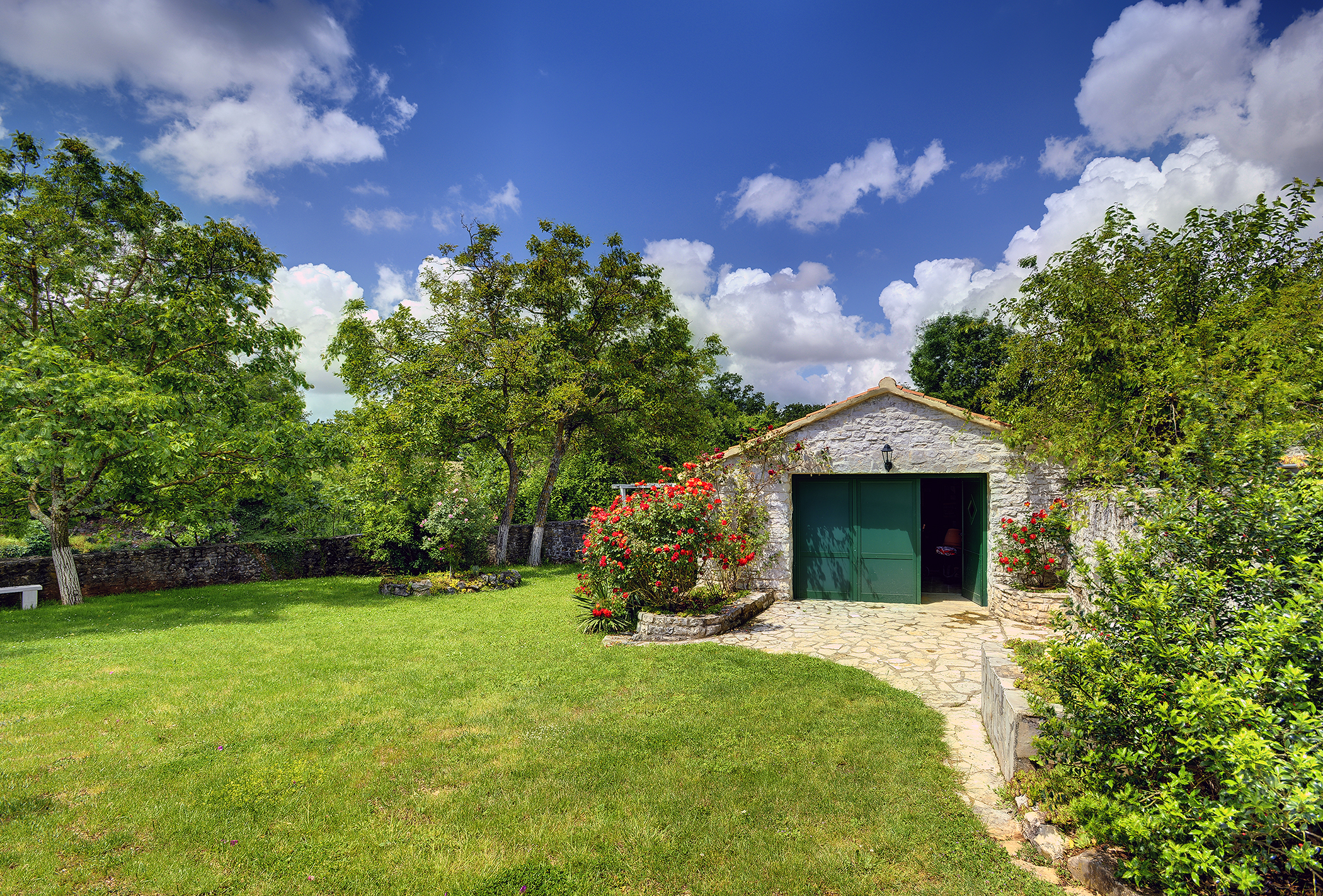 Stone villa with private pool, BBQ, volleyball court, 16 people