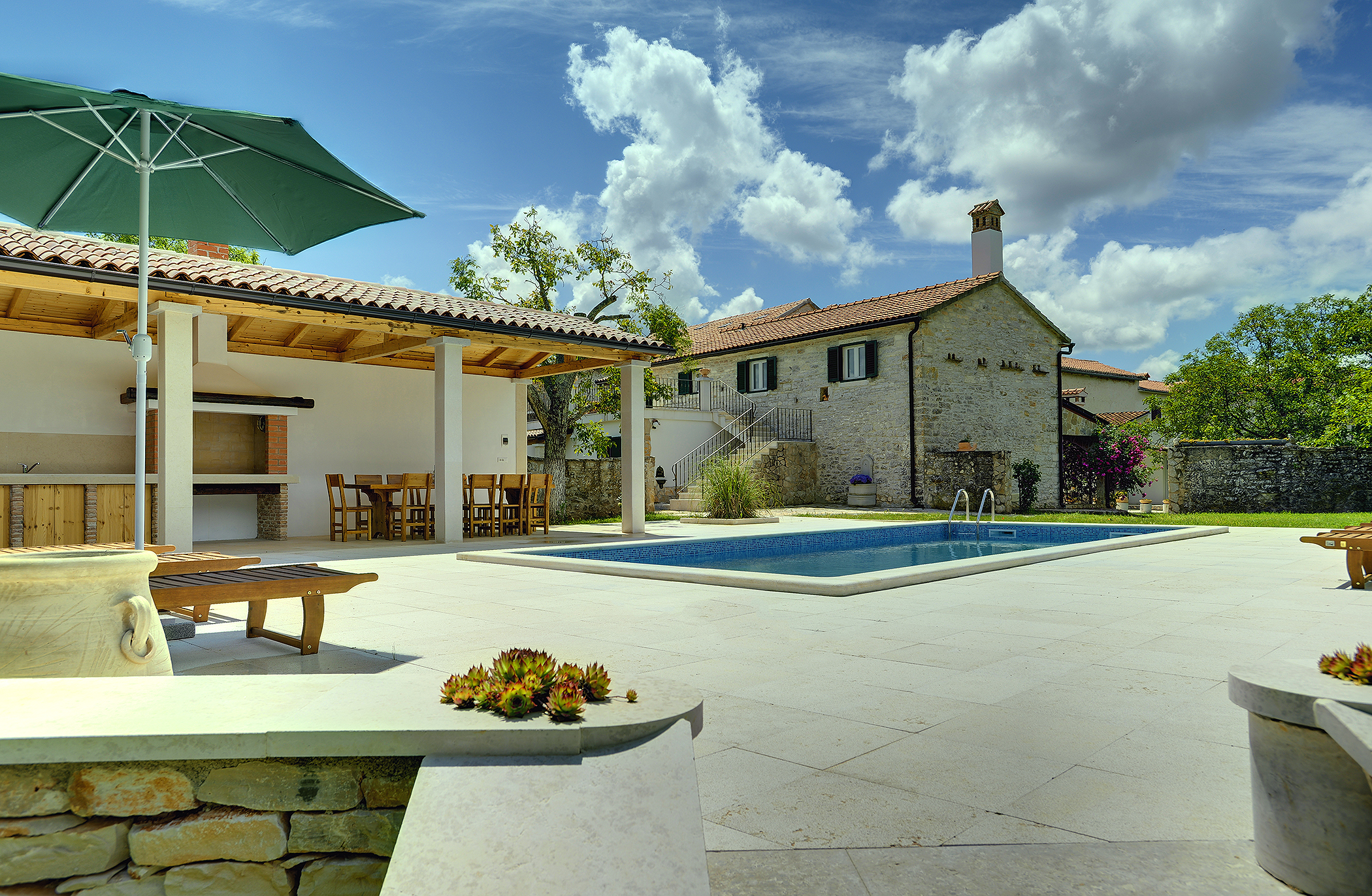 Stone villa with private pool, BBQ, volleyball court, 16 people