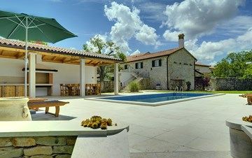 Stone villa with private pool, BBQ, volleyball court, 16 people