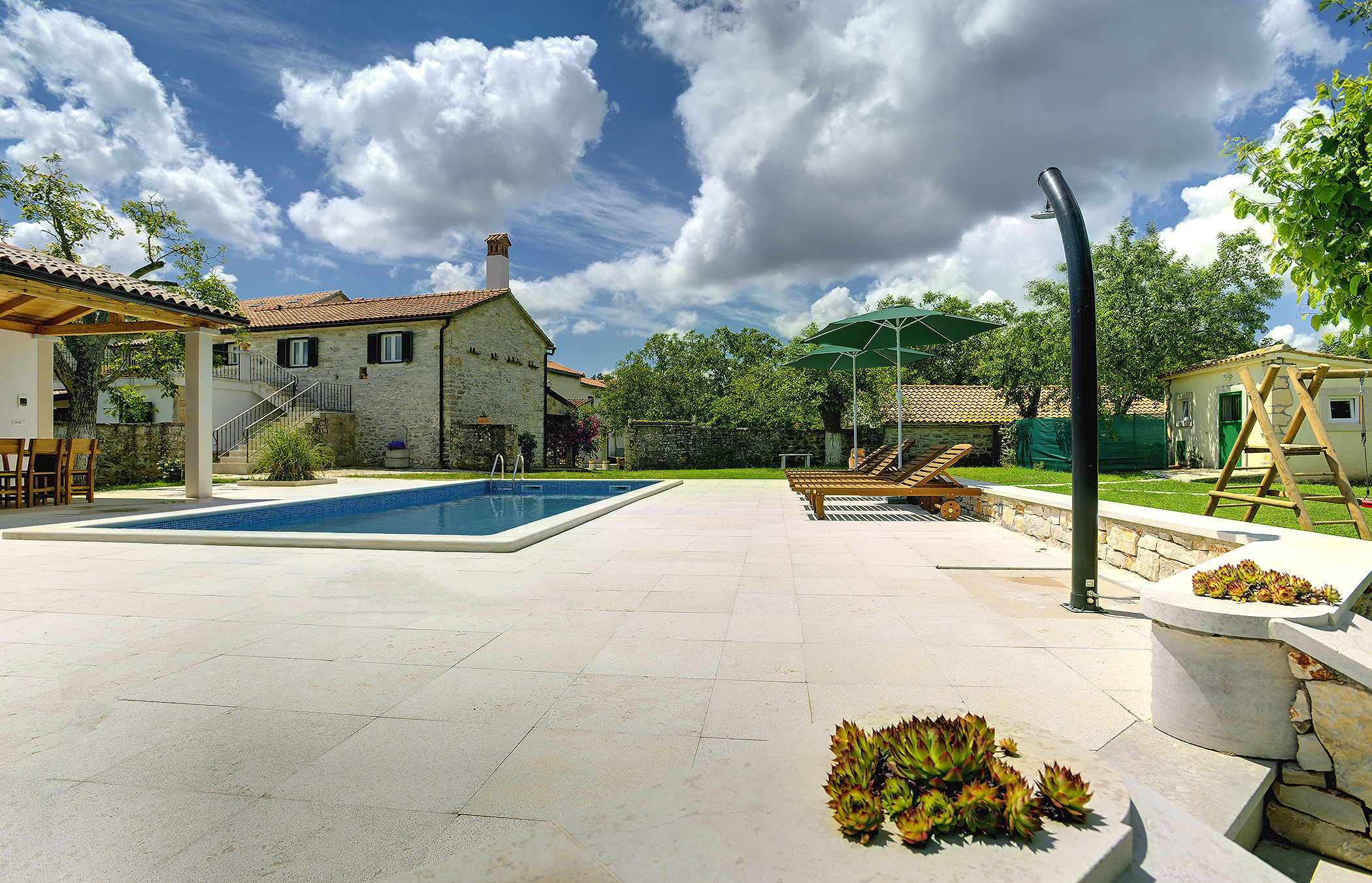 Stone villa with private pool, BBQ, volleyball court, 16 people
