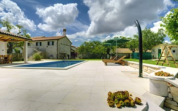 Stone villa with private pool, BBQ, volleyball court, 16 people