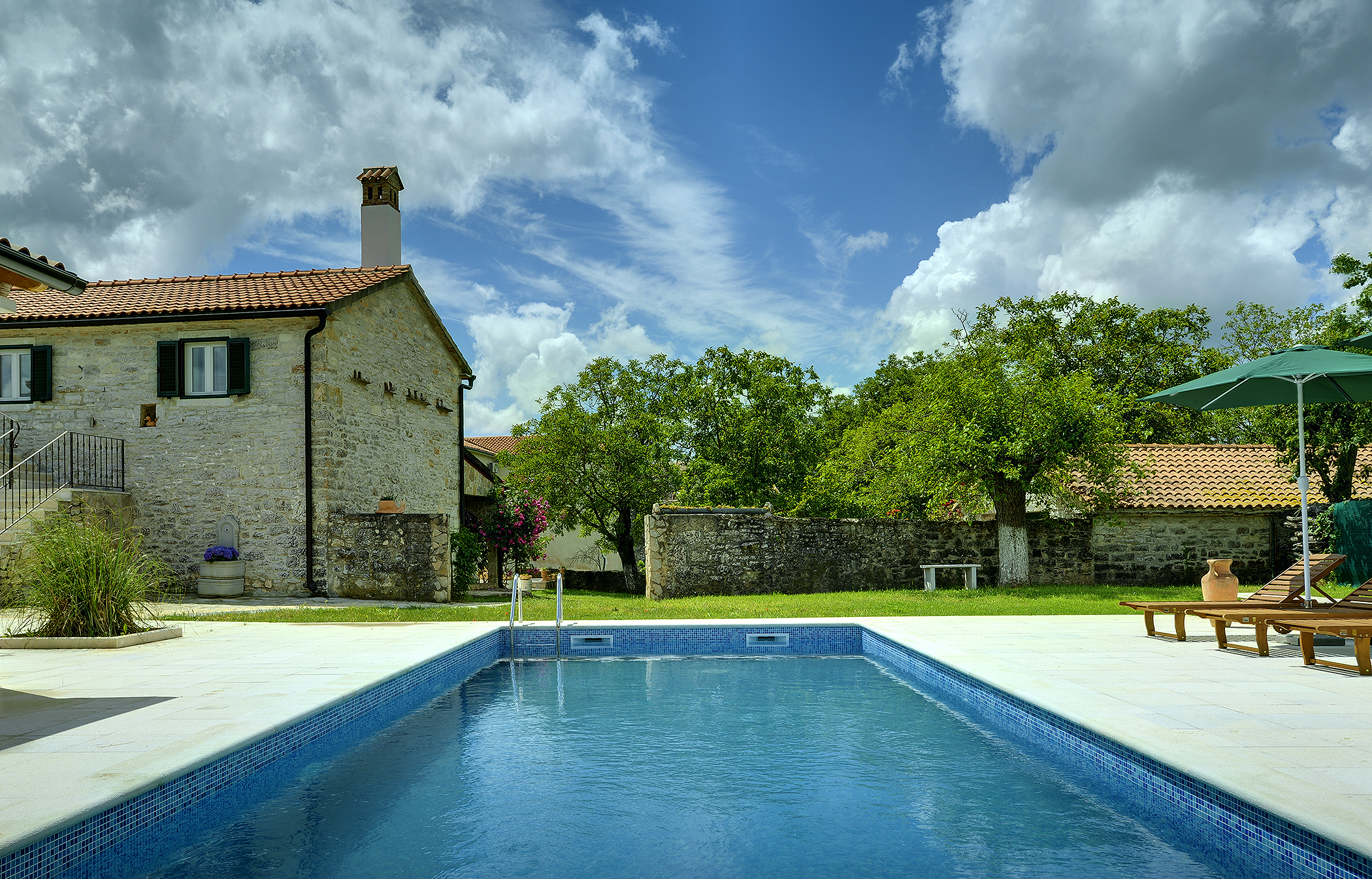 Stone villa with private pool, BBQ, volleyball court, 16 people