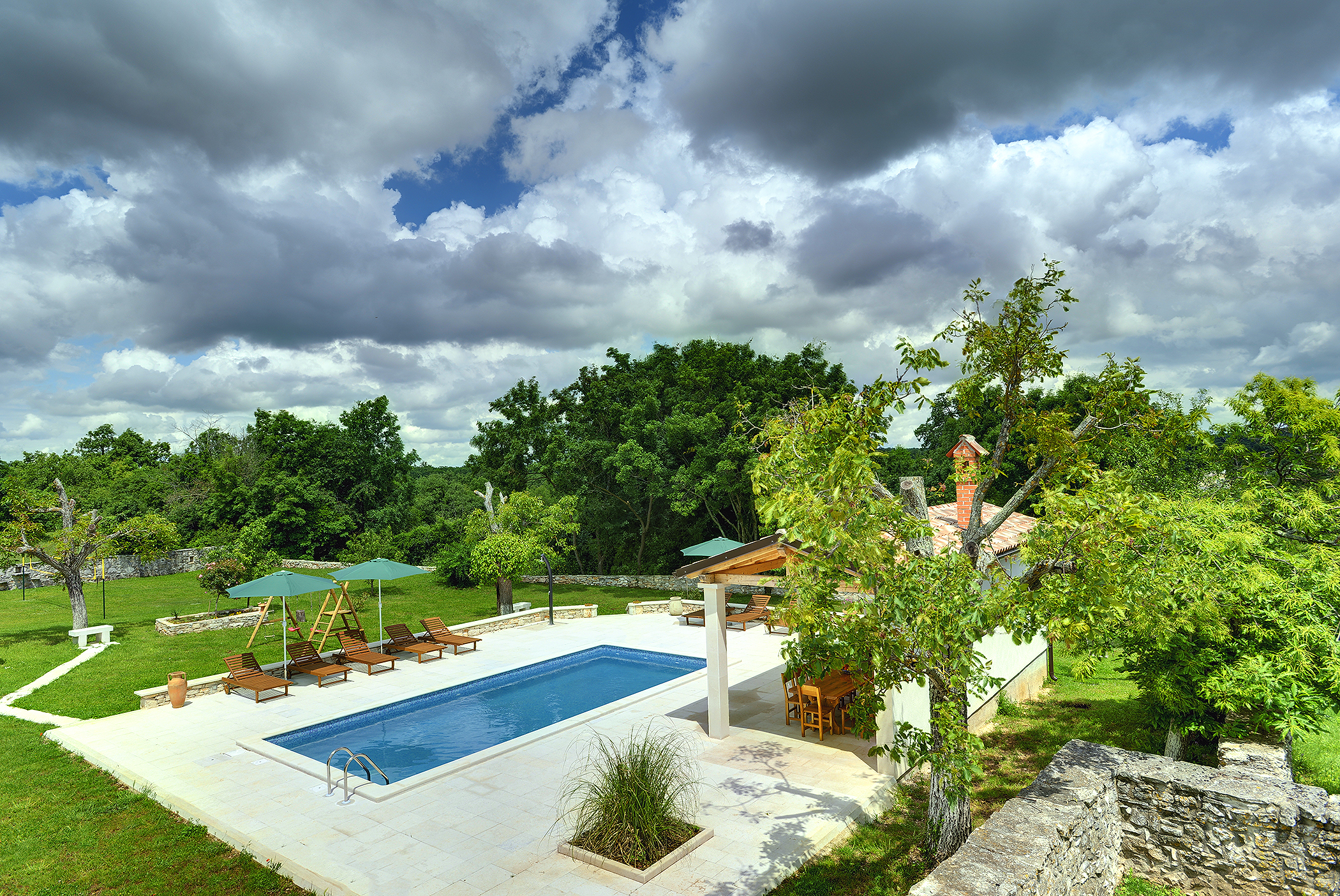 Stone villa with private pool, BBQ, volleyball court, 16 people