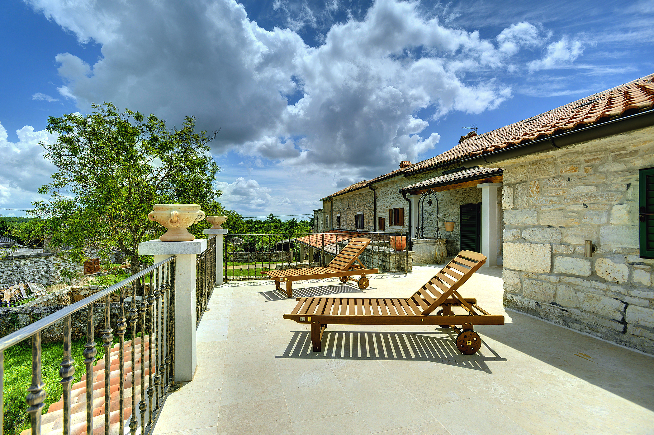 Stone villa with private pool, BBQ, volleyball court, 16 people
