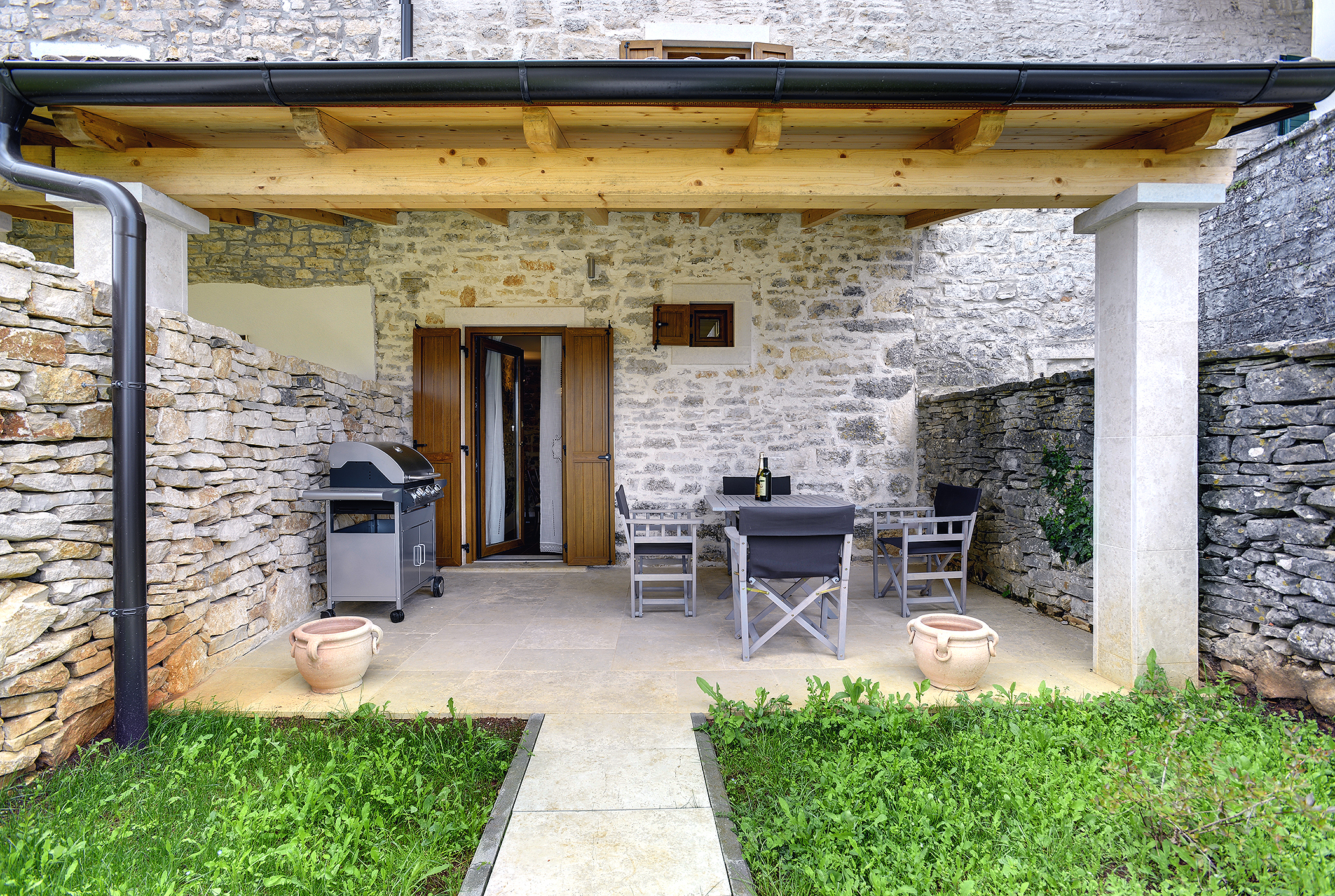 Stone villa with private pool, BBQ, volleyball court, 16 people