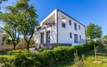 Modern house in Štinjan presents nice apartments with terrace