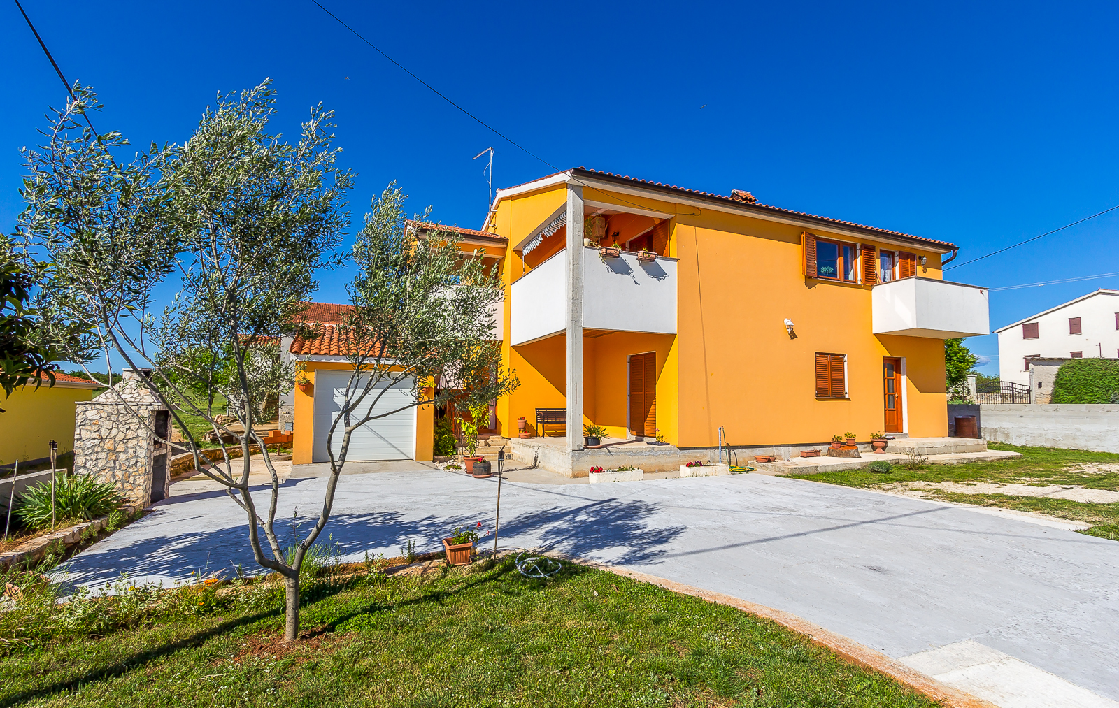 Komplett eingezäunte Villa mit Pool, Grill, WLAN, 6 Schlafzimmern