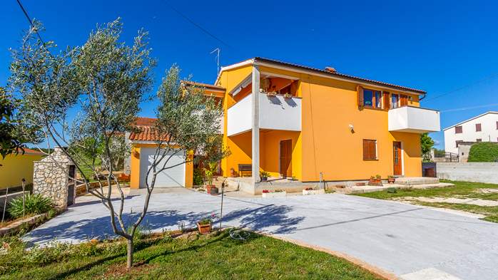 Completley fenced vila with pool, BBQ, WiFi, 6 bedrooms, 6