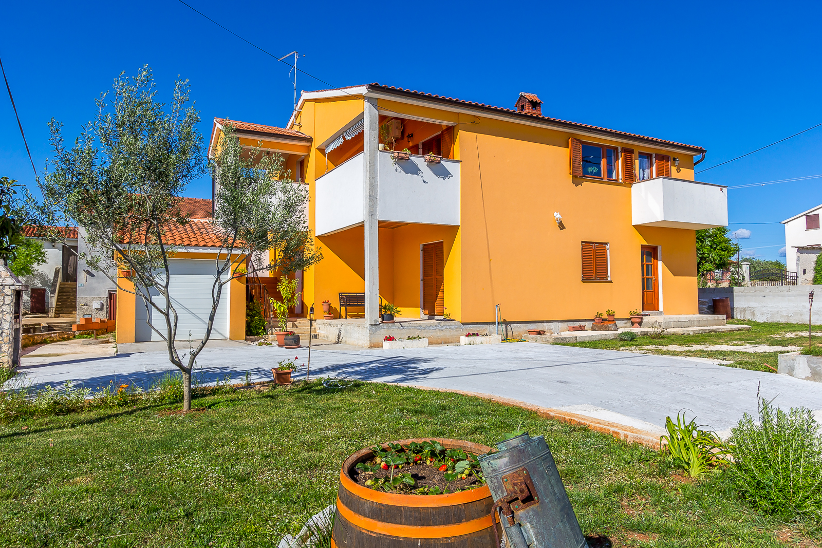 Komplett eingezäunte Villa mit Pool, Grill, WLAN, 6 Schlafzimmern