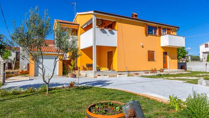 Completley fenced vila with pool, BBQ, WiFi, 6 bedrooms, 7