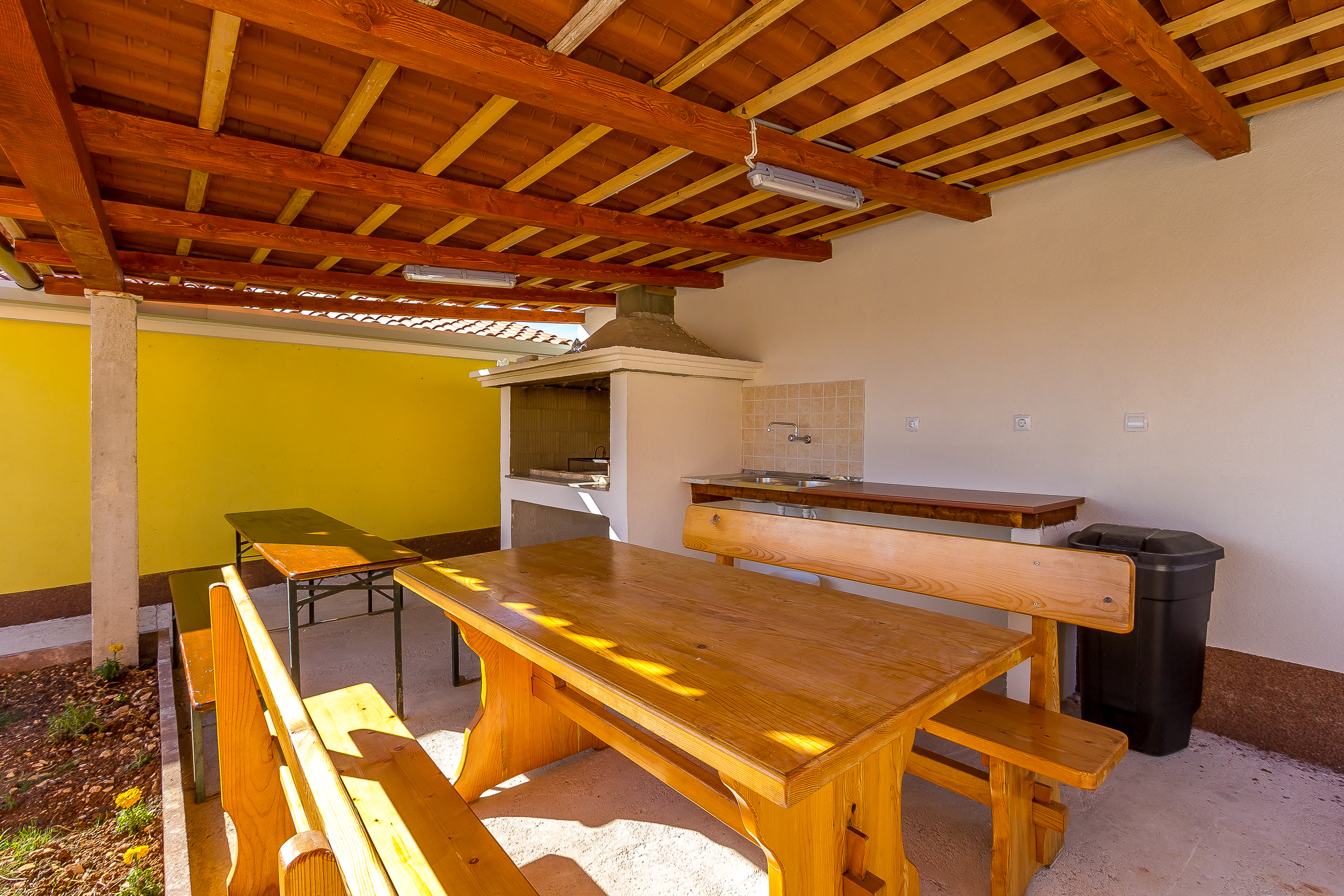 Komplett eingezäunte Villa mit Pool, Grill, WLAN, 6 Schlafzimmern