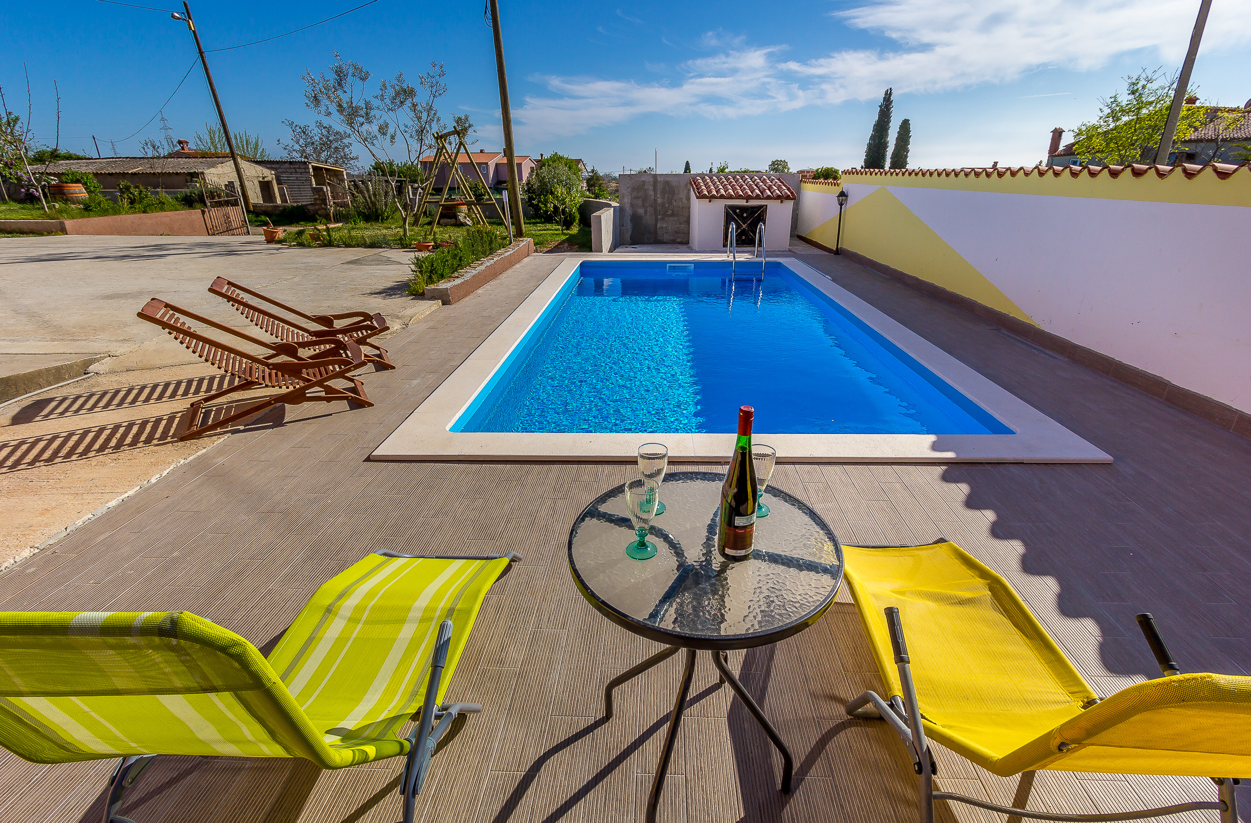 Komplett eingezäunte Villa mit Pool, Grill, WLAN, 6 Schlafzimmern