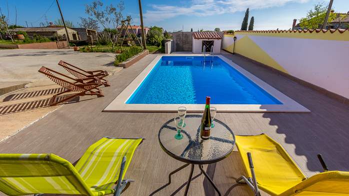 Completley fenced vila with pool, BBQ, WiFi, 6 bedrooms, 5
