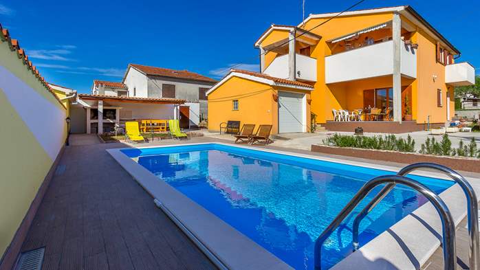 Completley fenced vila with pool, BBQ, WiFi, 6 bedrooms, 2