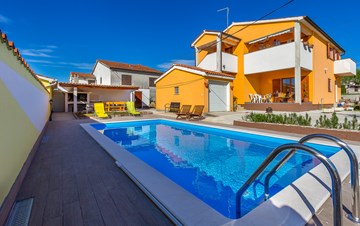 Completley fenced vila with pool, BBQ, WiFi, 6 bedrooms
