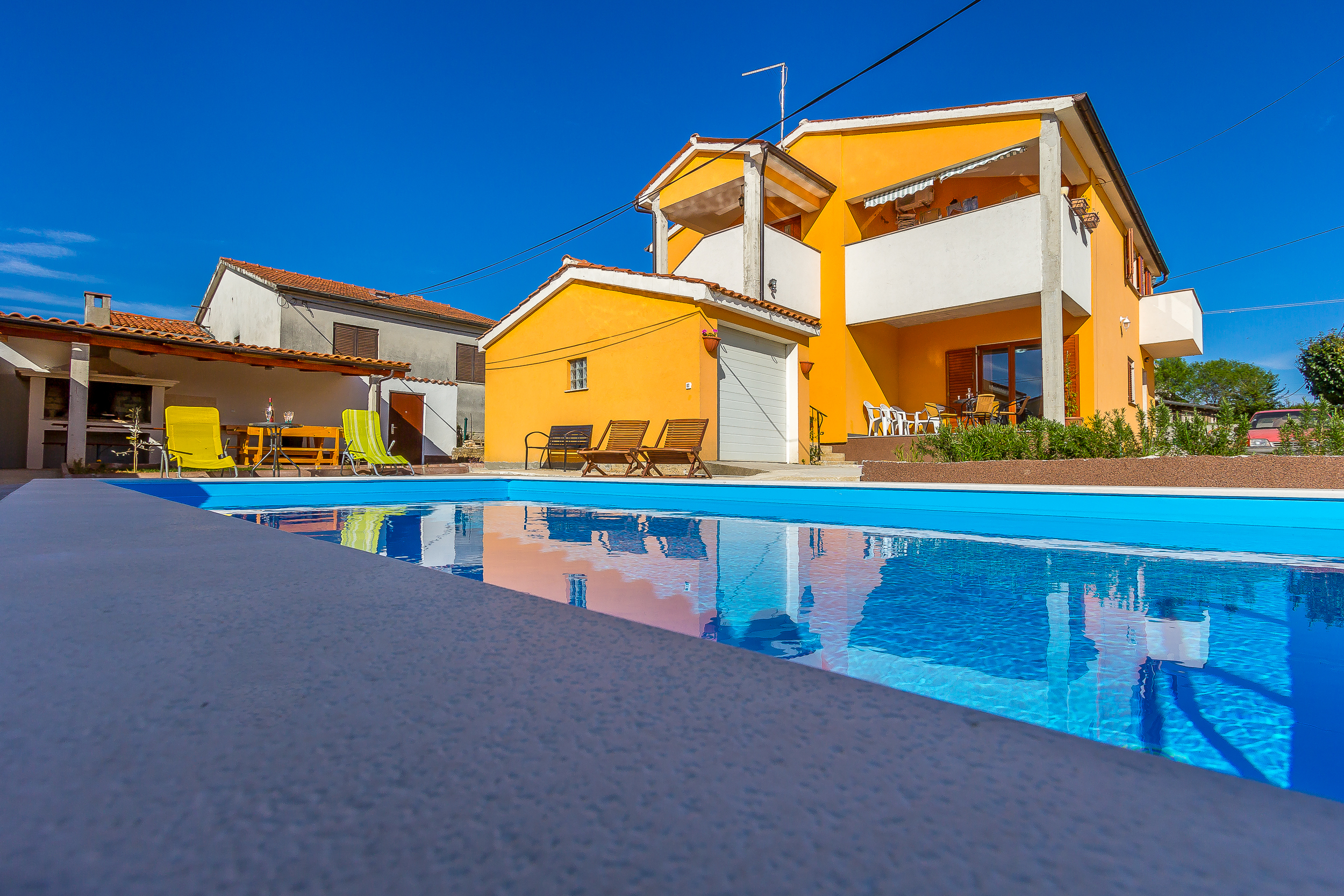 Komplett eingezäunte Villa mit Pool, Grill, WLAN, 6 Schlafzimmern