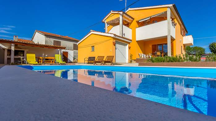 Completley fenced vila with pool, BBQ, WiFi, 6 bedrooms, 1