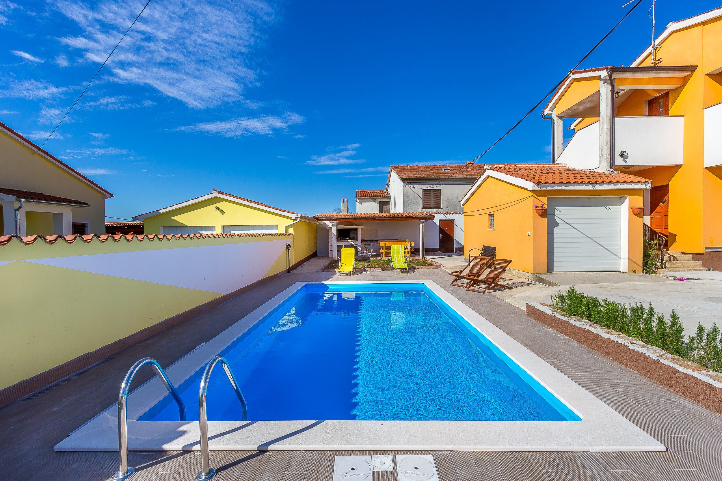 Komplett eingezäunte Villa mit Pool, Grill, WLAN, 6 Schlafzimmern