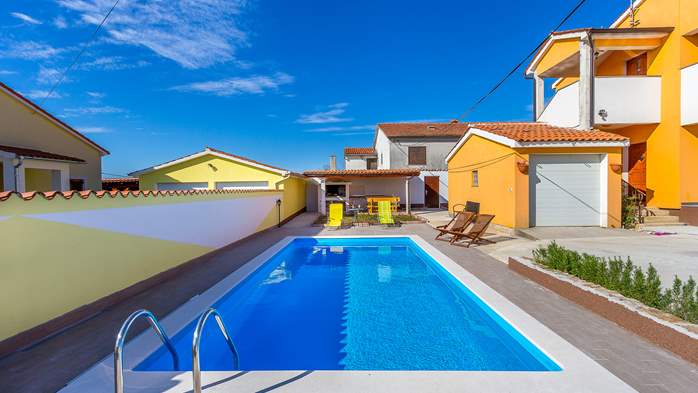 Completley fenced vila with pool, BBQ, WiFi, 6 bedrooms, 3