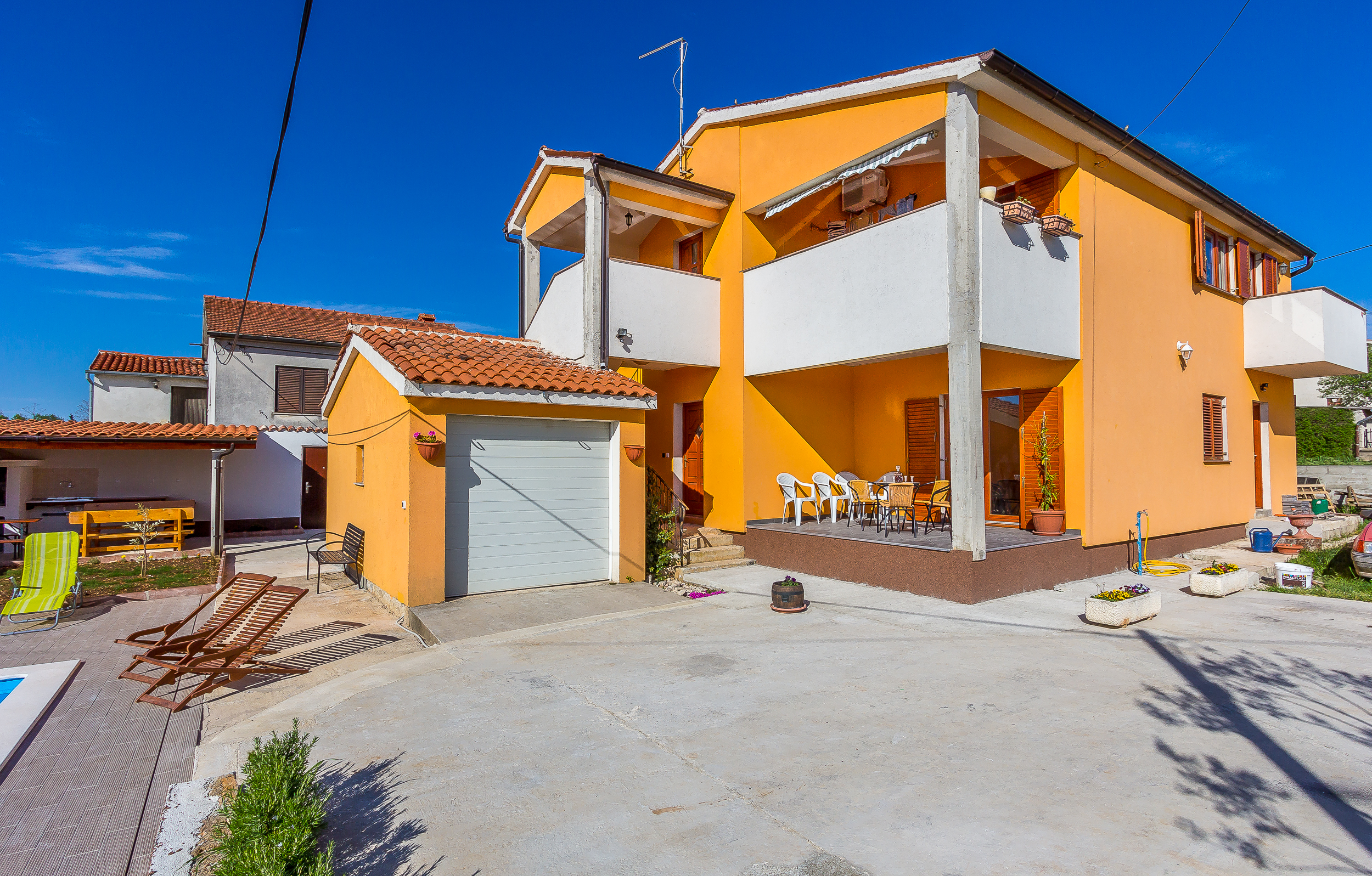 Komplett eingezäunte Villa mit Pool, Grill, WLAN, 6 Schlafzimmern