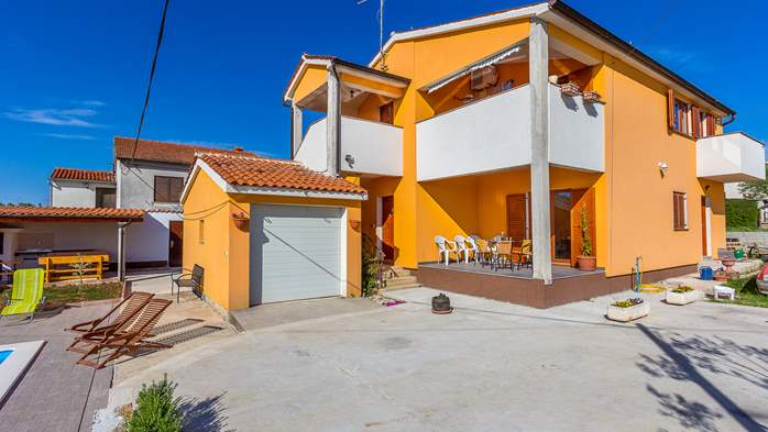 Completley fenced vila with pool, BBQ, WiFi, 6 bedrooms, 8