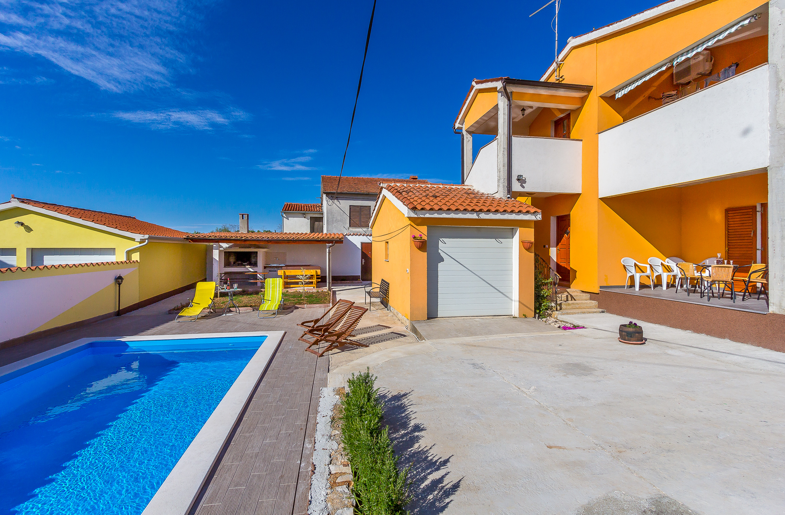 Komplett eingezäunte Villa mit Pool, Grill, WLAN, 6 Schlafzimmern