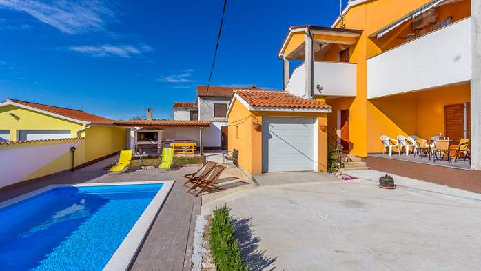 Completley fenced vila with pool, BBQ, WiFi, 6 bedrooms, 4