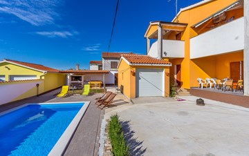 Completley fenced vila with pool, BBQ, WiFi, 6 bedrooms