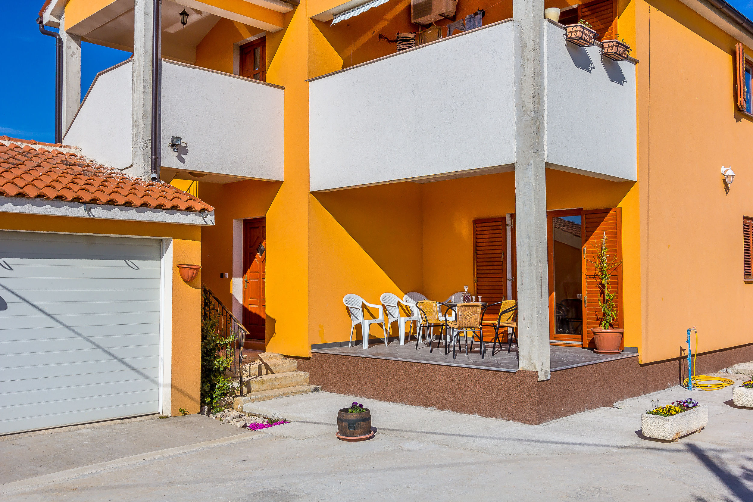 Komplett eingezäunte Villa mit Pool, Grill, WLAN, 6 Schlafzimmern