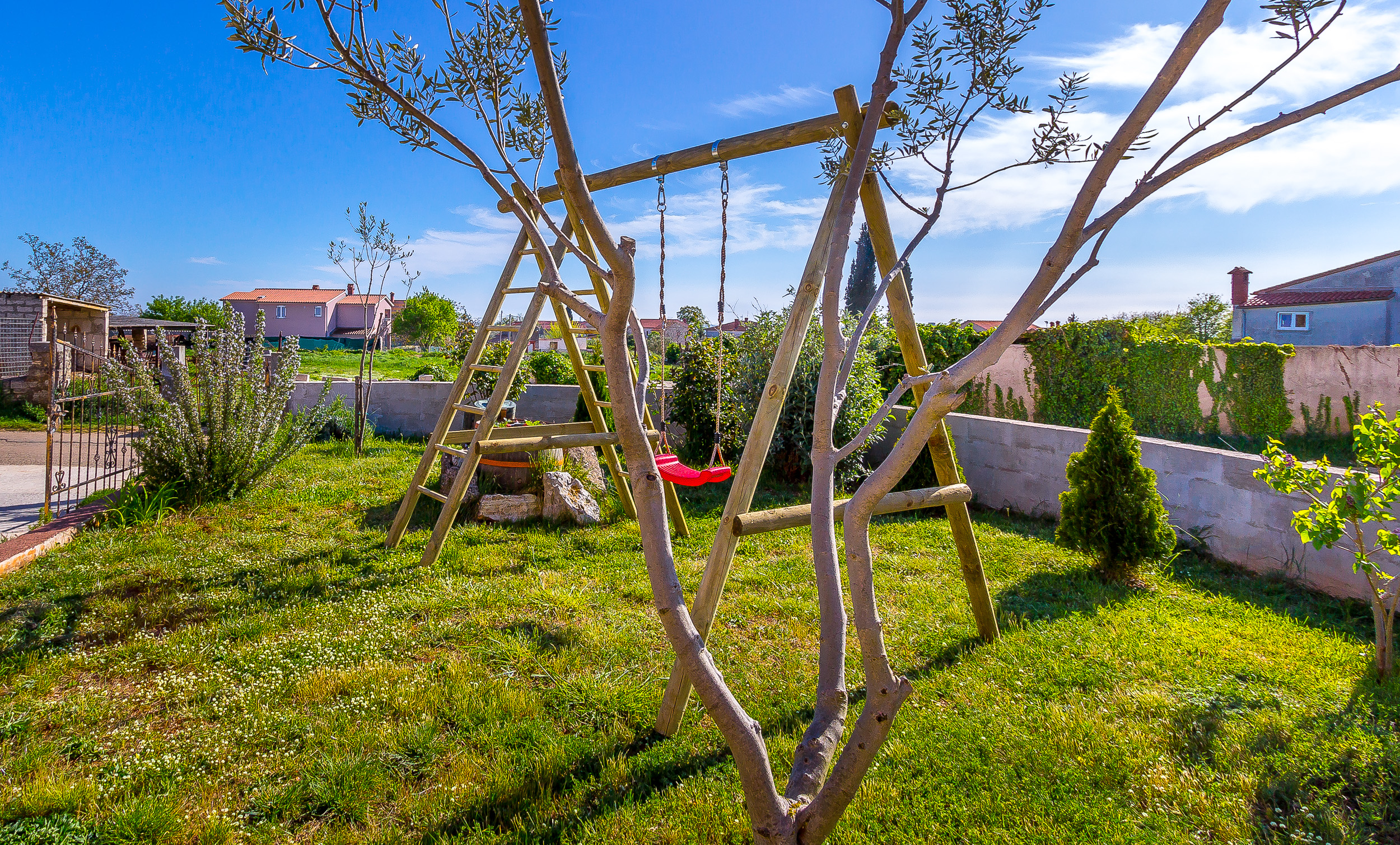 Komplett eingezäunte Villa mit Pool, Grill, WLAN, 6 Schlafzimmern