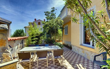 Das modern eingerichtete Haus in Ližnjan bietet nette Wohnungen
