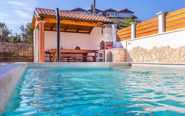 The private house in Ližnjan offers apartments with outdoor pool