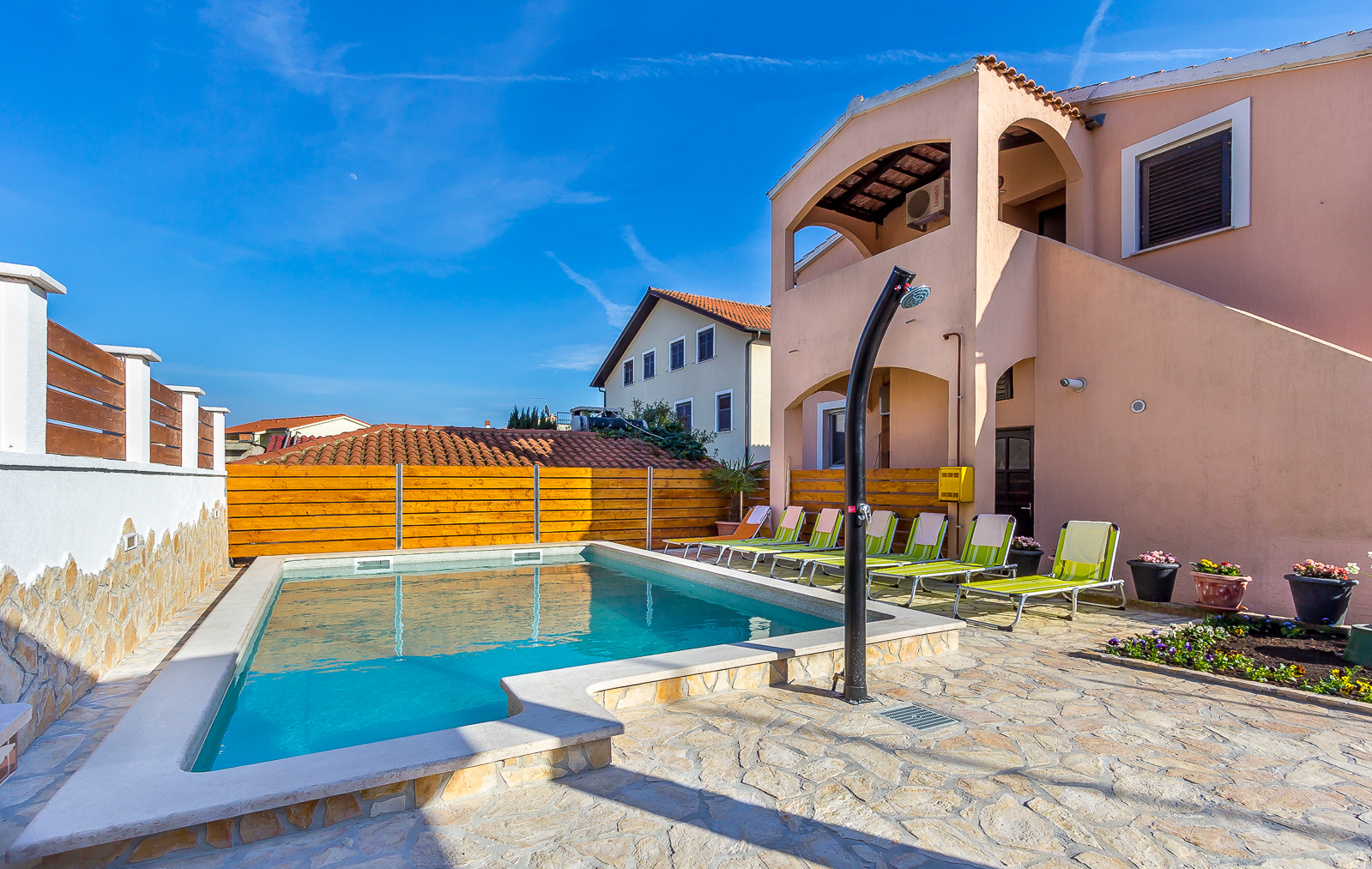 The private house in Ližnjan offers apartments with outdoor pool