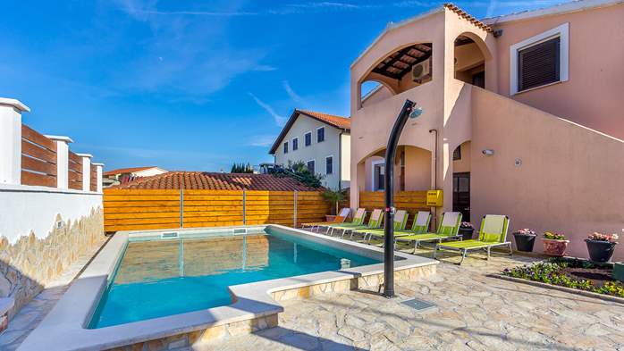 The private house in Ližnjan offers apartments with outdoor pool, 8