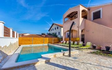 La casa privata a Lisignano offre appartamenti con piscina comune