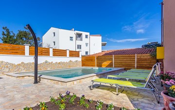 The private house in Ližnjan offers apartments with outdoor pool